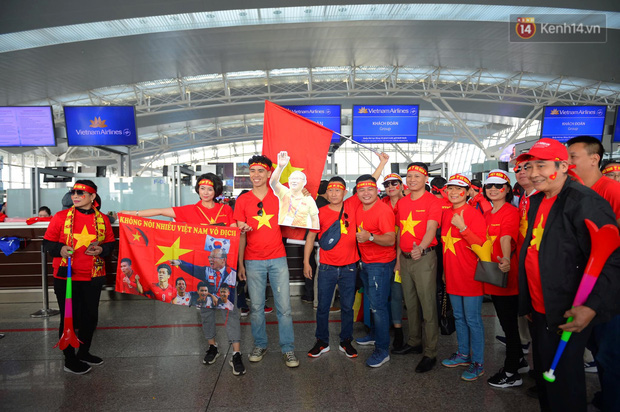 Hàng trăm CĐV nhuộm đỏ sân bay Nội Bài, lên đường sang Philippines tiếp lửa cho ĐT Việt Nam trong trận chung kết SEA Games 30 - Ảnh 2.