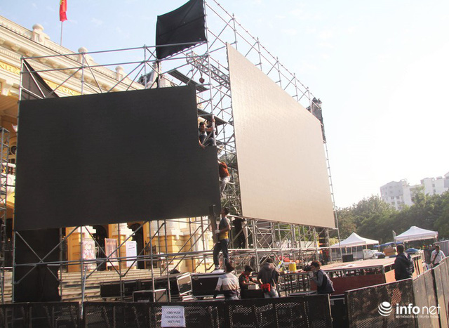  Cận cảnh 3 màn hình khủng trước Nhà hát Lớn Hà Nội phục vụ trận khán giả xem bóng  - Ảnh 2.