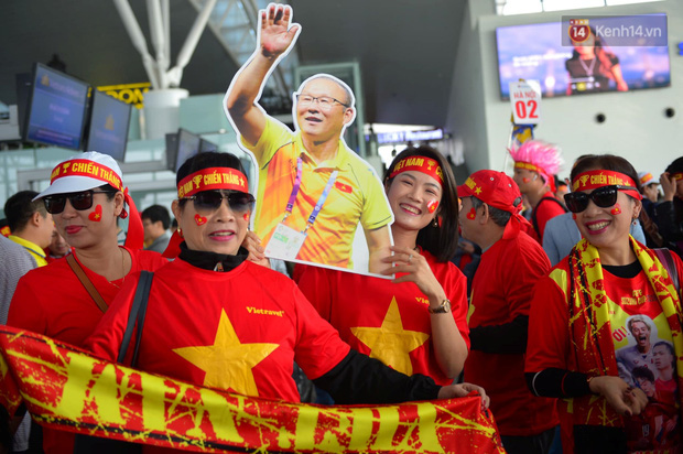 Hàng trăm CĐV nhuộm đỏ sân bay Nội Bài, lên đường sang Philippines tiếp lửa cho ĐT Việt Nam trong trận chung kết SEA Games 30 - Ảnh 3.