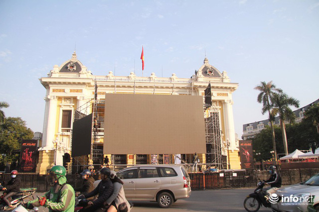  Cận cảnh 3 màn hình khủng trước Nhà hát Lớn Hà Nội phục vụ trận khán giả xem bóng  - Ảnh 7.