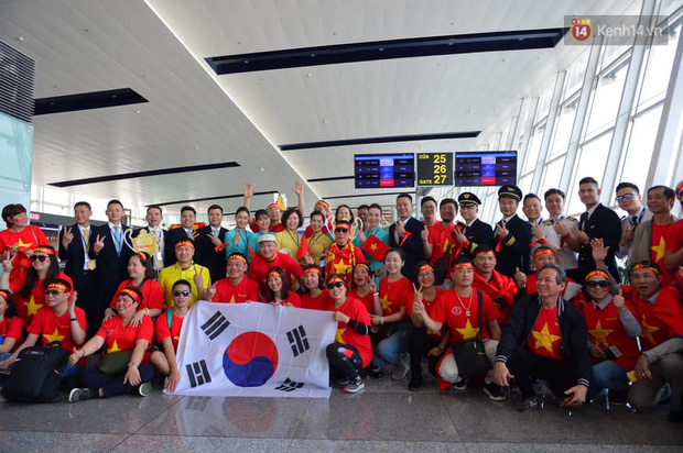 Hàng trăm CĐV nhuộm đỏ sân bay Nội Bài, lên đường sang Philippines tiếp lửa cho ĐT Việt Nam trong trận chung kết SEA Games 30 - Ảnh 10.