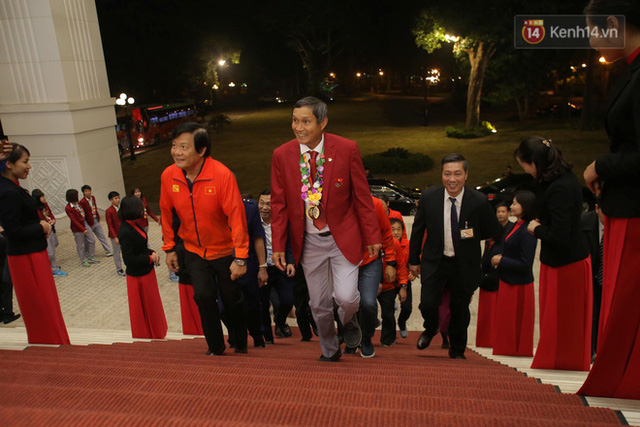 Thủ tướng Nguyễn Xuân Phúc gặp mặt và dùng bữa tối thân mật với các nhà vô địch SEA Games 30  - Ảnh 1.