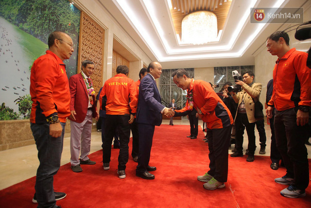 Thủ tướng Nguyễn Xuân Phúc gặp mặt và dùng bữa tối thân mật với các nhà vô địch SEA Games 30  - Ảnh 4.
