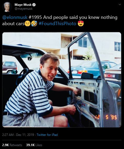 Nghe cư dân mạng bảo con trai không biết gì về ô tô, mẹ Elon Musk đăng ảnh ông đang sửa cửa kính ô tô từ tận 24 năm trước - Ảnh 1.
