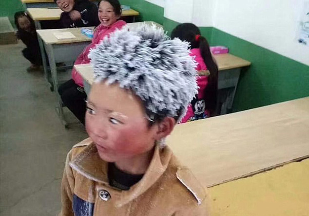 Cậu bé đi bộ 4,5 km đến trường dưới trời đông -8°C khiến đầu đóng băng ngày ấy: Gia cảnh giờ đã khác nhưng lại gây tranh cãi - Ảnh 2.