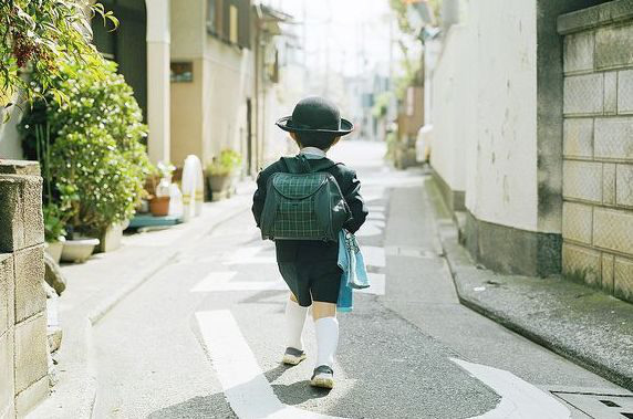 Câu chuyện về đứa trẻ kỳ dị, đến nhà người lạ ăn uống nghỉ ngơi không muốn về và thực trạng đáng sợ của xã hội Nhật Bản nuôi con kiểu tự lập  - Ảnh 2.
