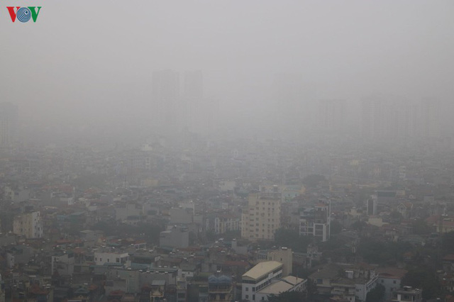  Ảnh: Nhà cao tầng ở Hà Nội mất hút giữa màn sương mù dày đặc  - Ảnh 3.