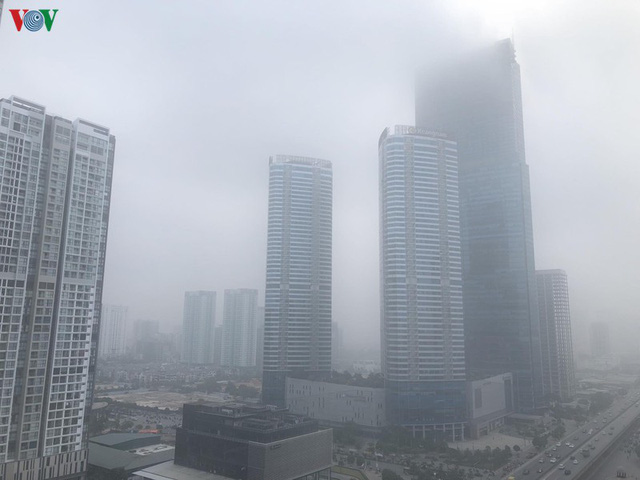  Ảnh: Nhà cao tầng ở Hà Nội mất hút giữa màn sương mù dày đặc  - Ảnh 4.