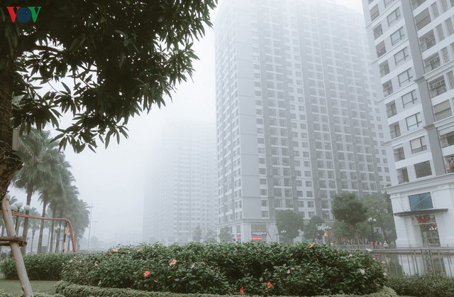  Ảnh: Nhà cao tầng ở Hà Nội mất hút giữa màn sương mù dày đặc  - Ảnh 1.