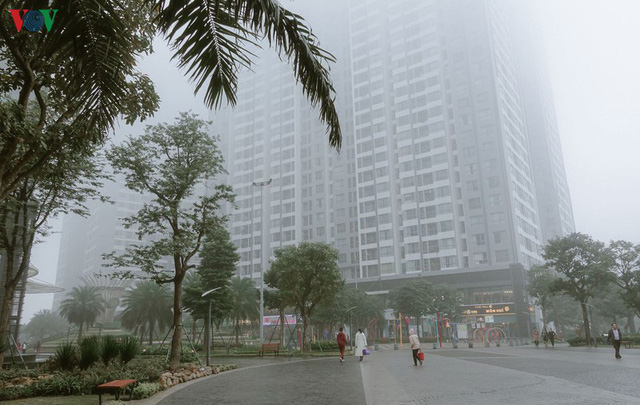  Ảnh: Nhà cao tầng ở Hà Nội mất hút giữa màn sương mù dày đặc  - Ảnh 2.