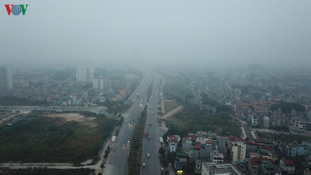  Ảnh: Nhà cao tầng ở Hà Nội mất hút giữa màn sương mù dày đặc  - Ảnh 7.
