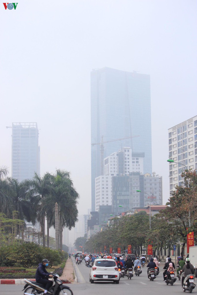  Ảnh: Nhà cao tầng ở Hà Nội mất hút giữa màn sương mù dày đặc  - Ảnh 10.