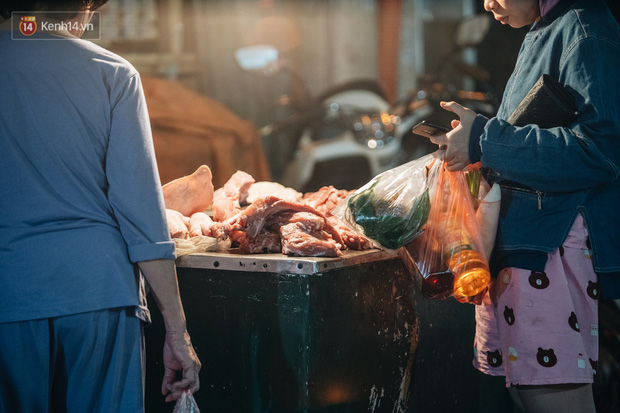 Tết đến nơi mà giá thịt lợn cứ trên trời: Người mua ám ảnh bánh chưng nhân cá! - Ảnh 10.