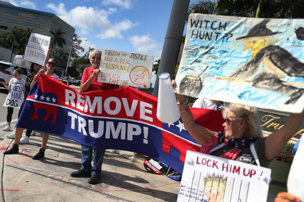 Dân Mỹ rủ nhau xuống đường ủng hộ luận tội Tổng thống Trump - Ảnh 2.