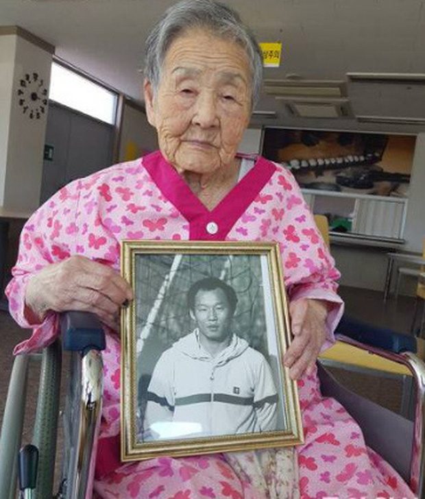 HLV Park Hang-seo bật khóc khi về thăm mẹ già 97 tuổi khiến các tuyển thủ U23 Việt Nam lặng người - Ảnh 5.