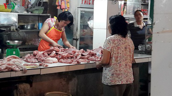  Giá thịt lợn tiếp tục giảm nhưng vẫn trên 70.000 đồng/kg  - Ảnh 1.
