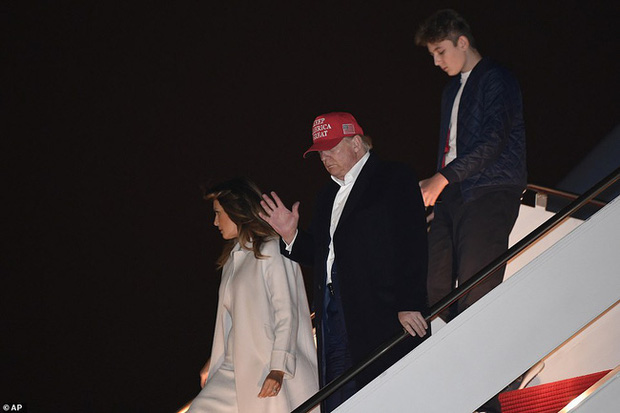 Gia đình Tổng thống Mỹ quay trở lại sau kỳ nghỉ lễ, Barron Trump gây thương nhớ với vẻ ngoài lạnh lùng, sở hữu góc nghiêng thần thánh - Ảnh 2.