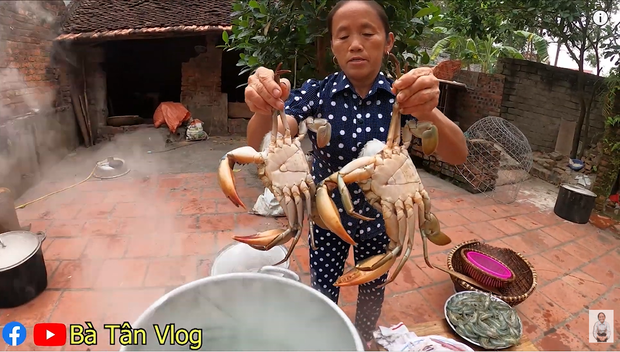 Bà Tân Vlog lại khiến dân mạng hoang mang khi sáng chế ra món ăn mới: Cơm hải sản = cơm trắng + đặt hải sản lên trên - Ảnh 2.