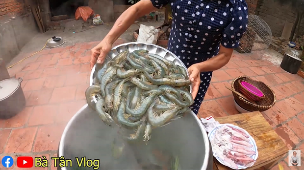 Bà Tân Vlog lại khiến dân mạng hoang mang khi sáng chế ra món ăn mới: Cơm hải sản = cơm trắng + đặt hải sản lên trên - Ảnh 3.