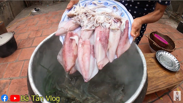 Bà Tân Vlog lại khiến dân mạng hoang mang khi sáng chế ra món ăn mới: Cơm hải sản = cơm trắng + đặt hải sản lên trên - Ảnh 4.