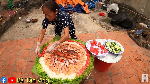 Bà Tân Vlog lại khiến dân mạng hoang mang khi sáng chế ra món ăn mới: Cơm hải sản = cơm trắng + đặt hải sản lên trên - Ảnh 6.