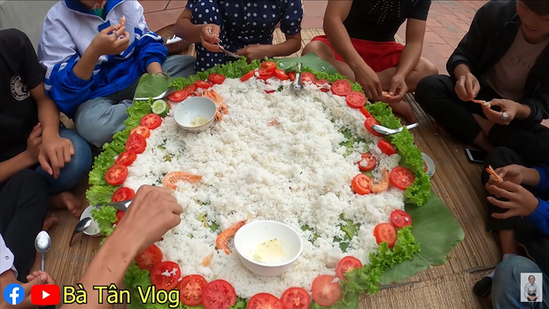 Bà Tân Vlog lại khiến dân mạng hoang mang khi sáng chế ra món ăn mới: Cơm hải sản = cơm trắng + đặt hải sản lên trên - Ảnh 7.