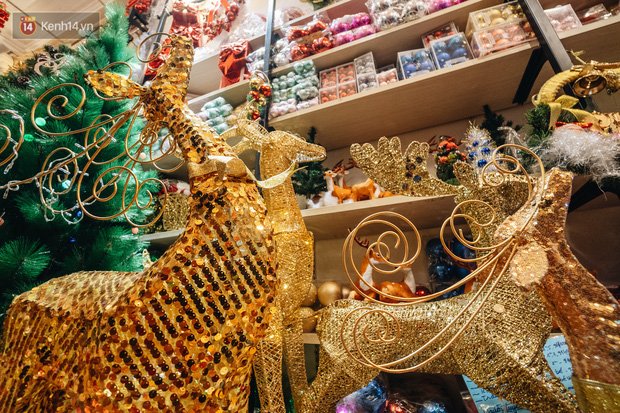  Tuần lộc vàng đính kim sa 3 triệu đồng vẫn hút khách, Hàng Mã trang hoàng trước thềm Giáng Sinh  - Ảnh 18.