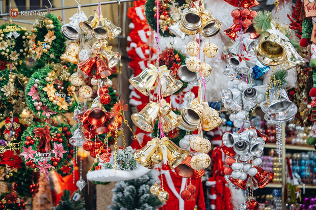  Tuần lộc vàng đính kim sa 3 triệu đồng vẫn hút khách, Hàng Mã trang hoàng trước thềm Giáng Sinh  - Ảnh 5.