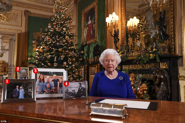 Nữ hoàng Anh phát biểu thông điệp Giáng sinh, nhưng đáng chú ý là không có hình của vợ chồng Meghan trên bàn của bà - Ảnh 1.
