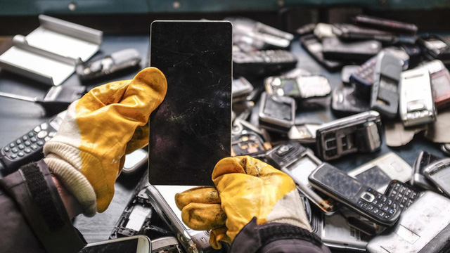  Thế giới bên kia của những chiếc smartphone bị vứt bỏ ngoài bãi rác  - Ảnh 2.