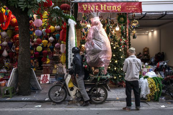 Bloomberg: Từ ánh đèn Giáng sinh phố Hàng Mã đến câu chuyện thương chiến Mỹ-Trung và những nỗ lực chống hàng giả Made in Vietnam của Việt Nam - Ảnh 1. Bloomberg: Từ ánh đèn Giáng sinh phố Hàng Mã đến câu chuyện thương chiến Mỹ-Trung và những nỗ lực chống hàng giả Made in Vietnam của Việt Nam - Ảnh 1.