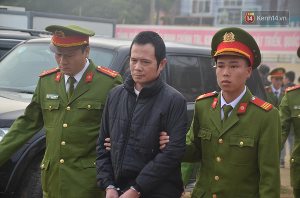 Xét xử thảm án nữ sinh giao gà: Bùi Thị Kim Thu run lẩy bẩy đứng trước vành móng ngựa, liên tục kêu oan - Ảnh 13. Xét xử thảm án nữ sinh giao gà: Bùi Thị Kim Thu run lẩy bẩy đứng trước vành móng ngựa, liên tục kêu oan - Ảnh 13.