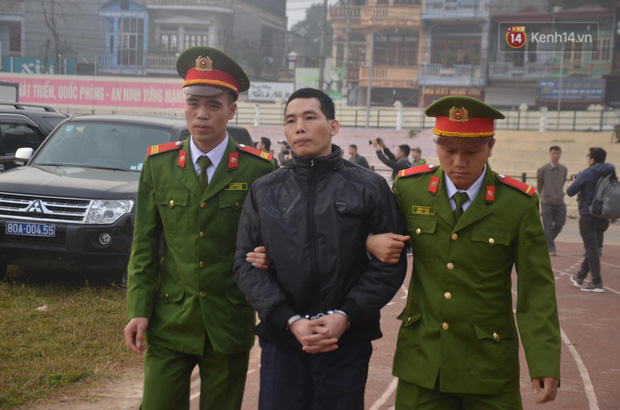 Xét xử thảm án nữ sinh giao gà: Bùi Thị Kim Thu run lẩy bẩy đứng trước vành móng ngựa, liên tục kêu oan - Ảnh 14. Xét xử thảm án nữ sinh giao gà: Bùi Thị Kim Thu run lẩy bẩy đứng trước vành móng ngựa, liên tục kêu oan - Ảnh 14.