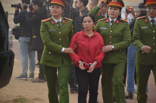 Xét xử thảm án nữ sinh giao gà: Bùi Thị Kim Thu run lẩy bẩy đứng trước vành móng ngựa, liên tục kêu oan - Ảnh 11. Xét xử thảm án nữ sinh giao gà: Bùi Thị Kim Thu run lẩy bẩy đứng trước vành móng ngựa, liên tục kêu oan - Ảnh 11.