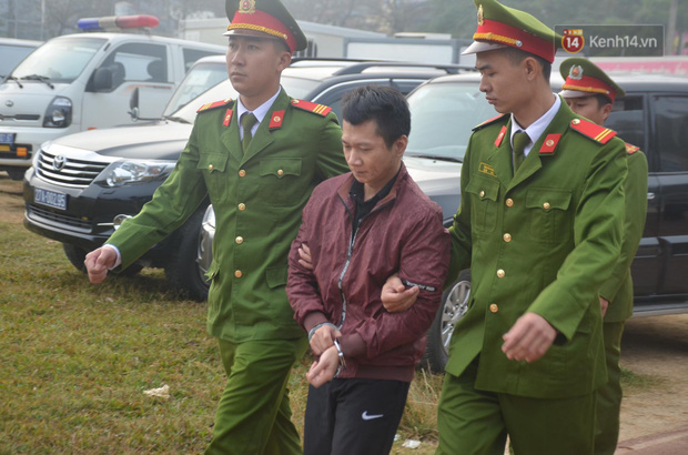Xét xử thảm án nữ sinh giao gà: Bùi Thị Kim Thu run lẩy bẩy đứng trước vành móng ngựa, liên tục kêu oan - Ảnh 12. Xét xử thảm án nữ sinh giao gà: Bùi Thị Kim Thu run lẩy bẩy đứng trước vành móng ngựa, liên tục kêu oan - Ảnh 12.