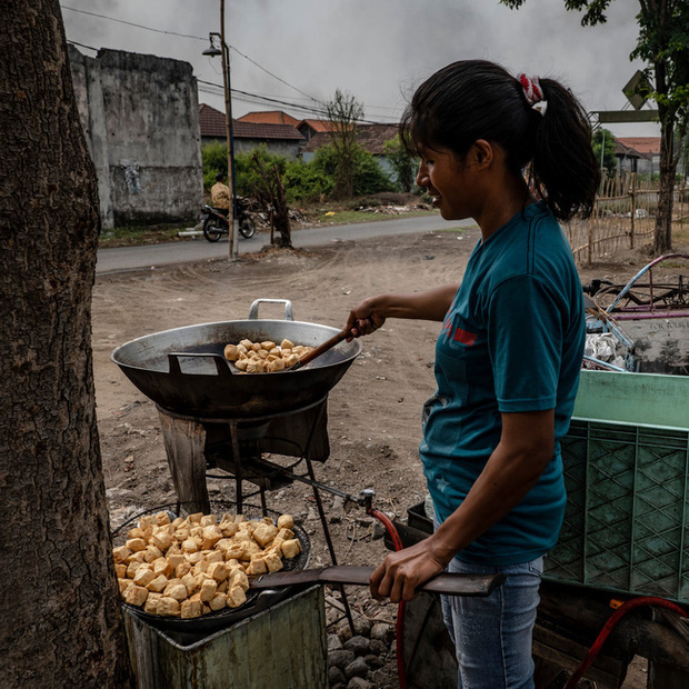 Đậu phụ nhiễm độc ở Indonesia: Món ăn rẻ tiền được sản xuất từ rác thải nhựa của Mỹ chứa hóa chất gây chết người khiến ai cũng rùng mình - Ảnh 4.
