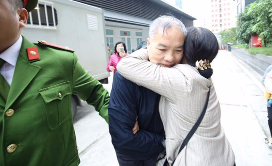  Tuyên án vụ MobiFone mua AVG: Bị cáo Nguyễn Bắc Son bị tuyên án Chung thân, Trương Minh Tuấn 14 năm tù  - Ảnh 4.