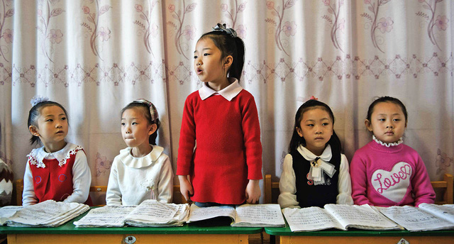 Học thêm là phạm pháp ở Triều Tiên, nhưng tầng lớp thượng lưu tại Bình Nhưỡng lại tích cực thuê gia sư để giữ tương lai cho con cái - Ảnh 1.