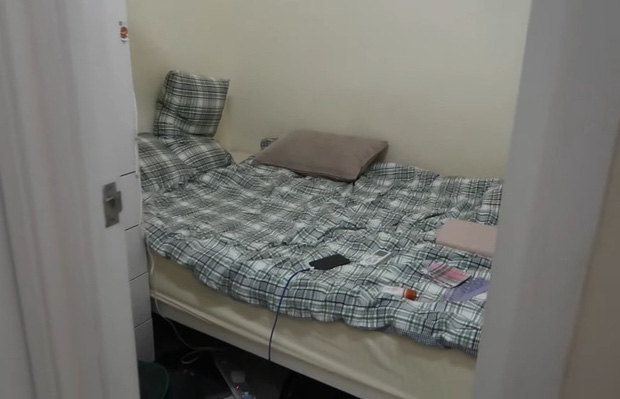 Bên trong những căn nhà chuồng cọp tại Hong Kong: Cả một thế giới kỳ lạ, từ nghèo tột cùng đến trung lưu ăn trắng mặc trơn tại cùng một tòa nhà - Ảnh 10. Bên trong những căn nhà chuồng cọp tại Hong Kong: Cả một thế giới kỳ lạ, từ nghèo tột cùng đến trung lưu ăn trắng mặc trơn tại cùng một tòa nhà - Ảnh 10.