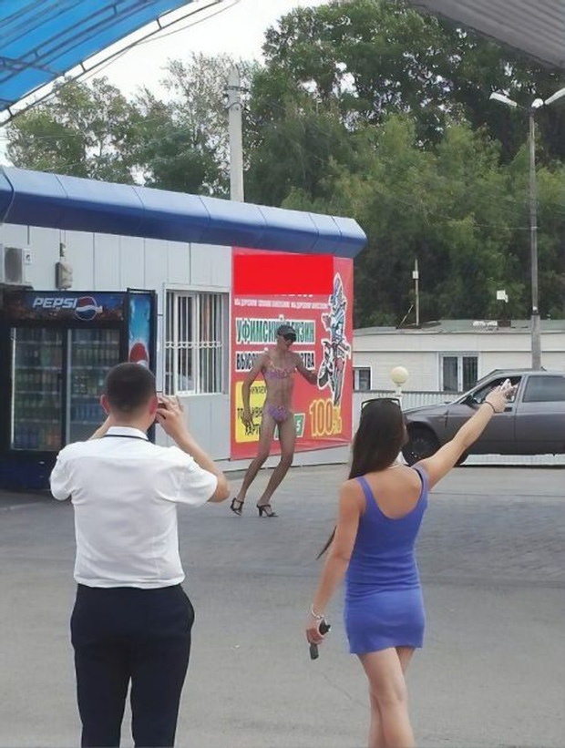 Nhiều anh trai Nga rủ nhau mặc bikini, đi giày cao gót để được đổ xăng miễn phí - Ảnh 11.