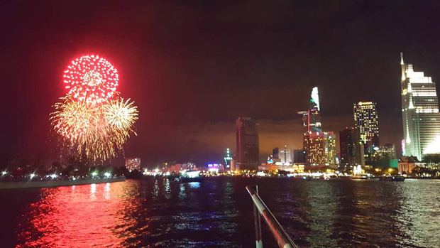  Ghim ngay 6 địa điểm ngắm pháo hoa đẹp nhất Sài Gòn dịp Tết Dương lịch 2020, lập hội đi countdown đón năm mới liền thôi!  - Ảnh 4.