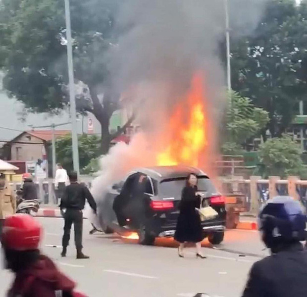 Khởi tố vụ nữ tài xế đi giày cao gót lái xe ô tô Mercedes gây tai nạn liên hoàn khiến 1 người tử vong ở Lê Văn Lương - Ảnh 1.