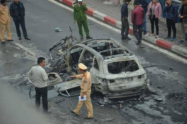 Khởi tố vụ nữ tài xế đi giày cao gót lái xe ô tô Mercedes gây tai nạn liên hoàn khiến 1 người tử vong ở Lê Văn Lương - Ảnh 2.