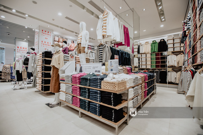 Đột nhập cả 3 tầng store UNIQLO Đồng Khởi trước ngày khai trương Đồ cực  kỳ phong phú bạt ngàn món giá chỉ vài ba trăm nghìn