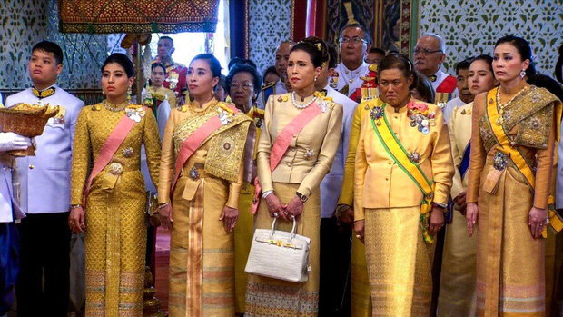 Hoàng tử Thái Lan: Là con trai duy nhất của vua nhưng chưa chắc đã được kế vị, phải rời xa vòng tay mẹ từ khi còn nhỏ - Ảnh 12.