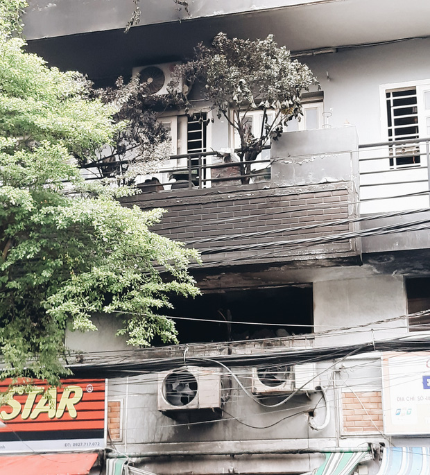 Người cha đứng lặng người trước hiện trường ngôi nhà cháy ở Sài Gòn khi biết 2 con gái và cháu 1 tuổi tử vong - Ảnh 14.