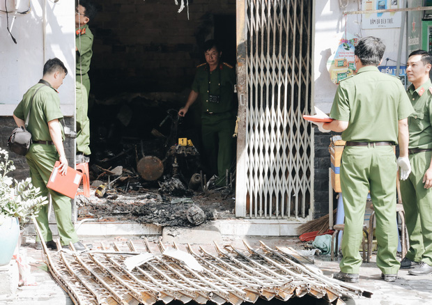 Người cha đứng lặng người trước hiện trường ngôi nhà cháy ở Sài Gòn khi biết 2 con gái và cháu 1 tuổi tử vong - Ảnh 5.