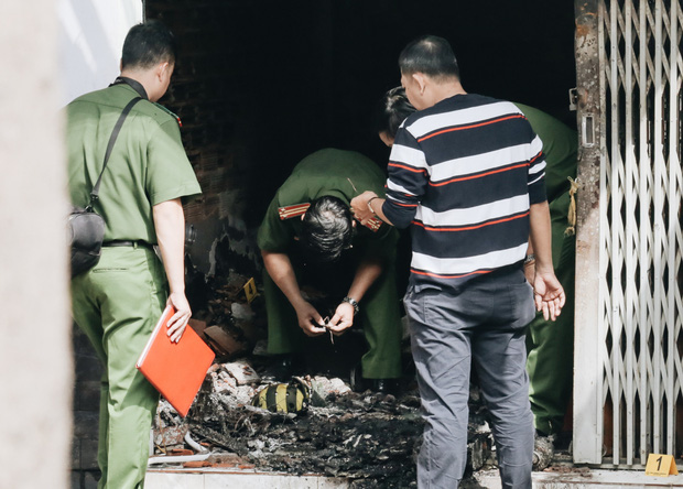 Người cha đứng lặng người trước hiện trường ngôi nhà cháy ở Sài Gòn khi biết 2 con gái và cháu 1 tuổi tử vong - Ảnh 6.
