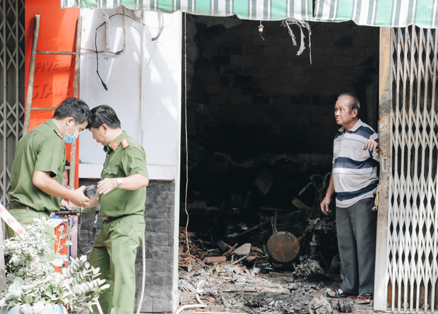 Người cha đứng lặng người trước hiện trường ngôi nhà cháy ở Sài Gòn khi biết 2 con gái và cháu 1 tuổi tử vong - Ảnh 9.