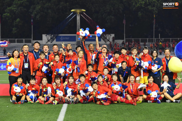 Tuyển nữ Việt Nam huỷ lịch bay, ở lại cổ vũ trận chung kết bóng đá nam SEA Games 30 - Ảnh 1.